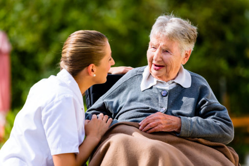 5 Things Elderly Individuals Do That Warm Caregivers’ Hearts